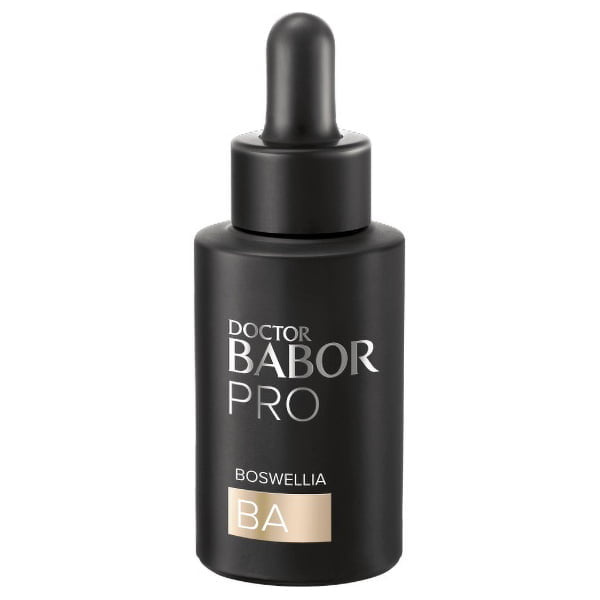 Doctor Babor PRO Concentrates Boswellia Concentrate hjelper med å styrke hudens naturlige barrierefunksjon med Boswellia ekstrakt og har en regulerende effekt for hud som føles rolig og virker balansert og jevn.