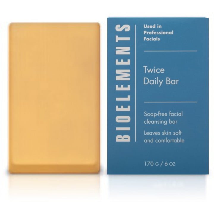 Bioelements Twice Daily Bar er en såpefri rensebar proppfull av planteekstrakter som renser huden din på en skånsom måte og gir deg en frisk følelse.