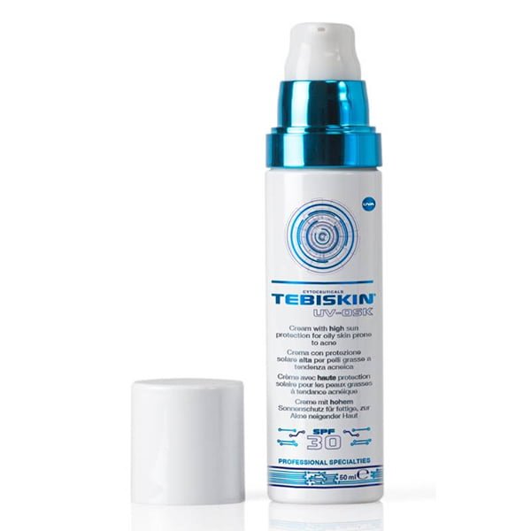 Tebiskin UV-Osk Cream SPF 30 er en krem for fet / akneutsatt hud. Denne kremen reduserer oljeproduksjonen i huden for å forhindre kviser. Denne kremen reduserer også produksjonen av kviserbakterier, mykgjør huden og beskytter huden mot de skadelige effektene av solen gjennom en SPF 30 og UVA-PF 15.