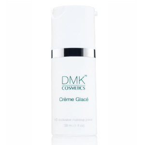 DMK Cosmetics Crème Glace Primer er en primer som gir et glatt underlag slik at  du får en feilfri finish. Primer jevner ut huden og bidra til at foundation sitter bedre og lengre.