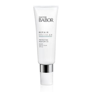 Doctor Babor Repair Cellular Ultimate Protecting Balm SPF 50 er et viktig produkt å ta med hjem etter en Doctor Babor kjemisk peeling; Vi anbefaler SPF 50 i ansiktet ditt to ganger om dagen i 7 dager for å beskytte den nye huden din etter peelingen.