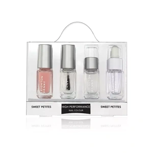 Mestre en salong-perfekt manikyr med Leighton Denny Sweet Petites Fabulous Finish Manicure Set. Settet jobber for å gi neglene dine en deilig behandling i komforten av ditt eget hjem, og inkluderer merkevaren undercover-deksel for en elegant matt finish som jobber for å gripe farge sammen med topplakken med krystallfinish som gjør at neglene varer lenger.