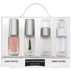 Mestre en salong-perfekt manikyr med Leighton Denny Sweet Petites Fabulous Finish Manicure Set. Settet jobber for å gi neglene dine en deilig behandling i komforten av ditt eget hjem, og inkluderer merkevaren undercover-deksel for en elegant matt finish som jobber for å gripe farge sammen med topplakken med krystallfinish som gjør at neglene varer lenger.