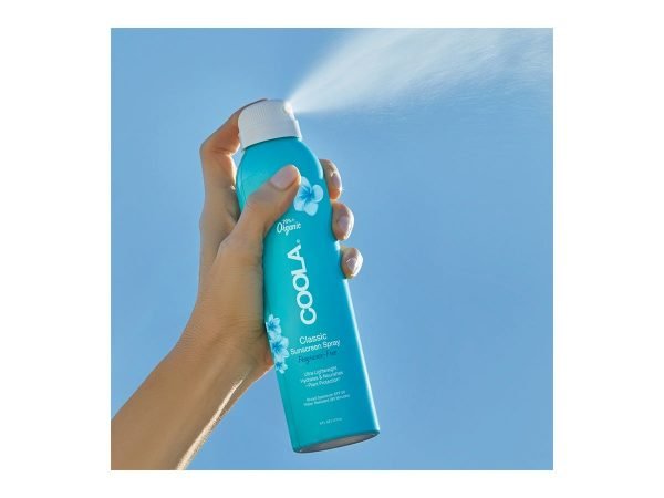 COOLA Classic Spray SPF 50 Unscented Solbeskyttelse til både ansikt og kropp. Superenkel å bruke og man kommer til overalt, og den fungerer til og med når man sprayer opp ned. Solsprayen er naturlig på duft, ultraren og oppleves ikke klissete på huden. Den er vann- og svetteresistent, fukter og pleier huden og gir optimal beskyttelse mot solen. Ideell å ha med på tur for å spraye ekstra på utsatte steder og til den som vil ha en enkel og kjapp påføring. Inneholder +70% økologiske sertifiserte ingredienser som agurk, alger, jordbærekstrakt og bringebærfrøolje. Duftfri. Bredspektret SPF 50-beskyttelse Vannresistent opptil 80 minutter Kontinuerlig spraypåføring Rik på antioksidanter Allergivennlig Parfymefri Vegansk Reef friendly * * Reef-friendly solkrem uten oxybenzone og octinoxat