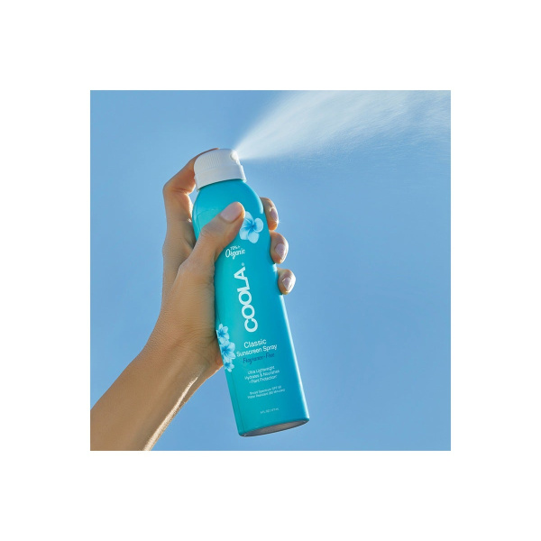 COOLA Classic Spray SPF 50 Unscented Solbeskyttelse til både ansikt og kropp. Superenkel å bruke og man kommer til overalt, og den fungerer til og med når man sprayer opp ned. Solsprayen er naturlig på duft, ultraren og oppleves ikke klissete på huden. Den er vann- og svetteresistent, fukter og pleier huden og gir optimal beskyttelse mot solen. Ideell å ha med på tur for å spraye ekstra på utsatte steder og til den som vil ha en enkel og kjapp påføring. Inneholder +70% økologiske sertifiserte ingredienser som agurk, alger, jordbærekstrakt og bringebærfrøolje. Duftfri. Bredspektret SPF 50-beskyttelse Vannresistent opptil 80 minutter Kontinuerlig spraypåføring Rik på antioksidanter Allergivennlig Parfymefri Vegansk Reef friendly * * Reef-friendly solkrem uten oxybenzone og octinoxat