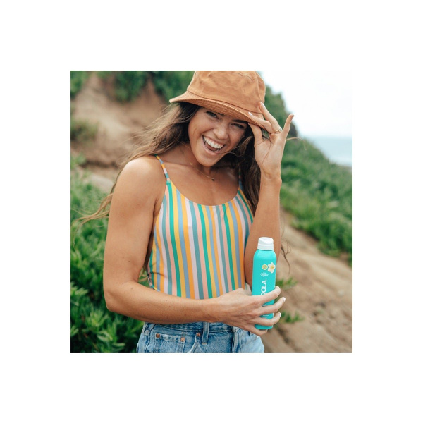 COOLA Classic Spray SPF 30 Tropical Coconut Solbeskyttelse til både ansikt og kropp. Superenkel å bruke og man kommer til overalt, og den fungerer til og med når man sprayer opp ned. Solsprayen er naturlig på duft, ultraren og oppleves ikke klissete på huden. Den er vann- og svetteresistent, fukter og pleier huden og gir optimal beskyttelse mot solen. Ideell å ha med på tur for å spraye ekstra på utsatte steder og til den som vil ha en enkel og kjapp påføring. Inneholder +70% økologiske sertifiserte ingredienser som agurk, alger, jordbærekstrakt og bringebærfrøolje. Svak duft av kokos. Bredspektret SPF 30-beskyttelse Vannresistent opptil 80 minutter Kontinuerlig spraypåføring Rik på antioksidanter Allergivennlig Naturlig duft av kokos Vegansk Reef friendly * * Reef-friendly solkrem uten oxybenzone og octinoxat