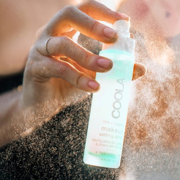 COOLA Makeup Setting Spray SPF30 er en ultralett og mattende setting-spray, som beskytter den følsomme huden i ansiktet og samtidig holder din makeup frisk hele dagen. Den avanserte sammensetningen inneholder ekstrakter fra agurk- og aloe vera som lindrer og gjenoppfrisker huden. Inneholder også hyaluronsyre, som er kjent for å binde fukt, og som er mykgjørende og fuktighetsgivende på huden. Reduserer synligheten av porer, fine linjer og rynker, og beskytter din hud mot skadelige UV-stråler fra solen med bredspektret solfaktor 30.