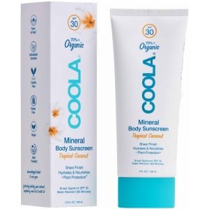 COOLA Mineral Body Sunscreen Tropical Coconut SPF30 er en fantastisk solkrem for hele kroppen, som kan brukes selv av deg med den mest følsomme hudtypen. Innovatiove-teknologien som COOLA bruker, er jevnt fordelt på huden, og gir en jevn og jevn beskyttelse, slik at du ikke trenger å være nervøs for å gå ut og nyte solstrålene. Det er med SPF30 og antioksidanter, som til sammen gir den ultimate beskyttelsen, samtidig som de fukter og pleier dypt.