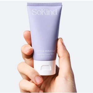 En ekstra fuktighetsgivende krem ​​for bleieskift, rik på naturlige og pleiende ingredienser, slik at alle bleieskift er skånsomme mot babyens sensitive hud. Kremen inneholder Havreolje, som sørger for en sunn barriere og har en betennelsesdempende effekt, mens de naturlige mykgjørende ingrediensene fra Jojoba, Mandelolje og Sheasmør pleier skadet og tørr hud. Kan brukes ved hvert bleieskift eller når behovet oppstår. Produktet er, som alle våre andre produkter, AllergyCertified og uten parfyme og duft. Effekten ✓ Lindrer rødhet og irritasjon ✓ Beroligende og ubehagslindrende naturlige ingredienser ✓ Skaper motstand mot fuktighet og utslett Formulert og produsert - Formulert og produsert i Danmark 🇩🇰 - Allergisertifisert - Leveres i FSC-godkjent emballasje Innhold Fri for fargestoffer Ingen ftalater Ingen alkohol Vegansk Duftfri Cruelty Free