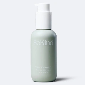 Fuktighetsgivende babylotion. En nærende babylotion som, med naturlige pleiende oljer fra mandel, oliven og sheasmør, bidrar til å opprettholde hudens naturlige barriere. Den er skånsomt formulert og inneholder vitamin E & Jojoba Extract, som virker beroligende og helbredende på irritert hud og kan brukes både på kropp og ansikt. Produktet er, som alle våre andre produkter, AllergyCertified og uten parfyme og duft. Effekten ✓ Beroliger irritert, sensitiv og rød hud ✓ Fuktighetsgivende og lett ✓ Trygg for sart babyhud Formulert og produsert - Formulert og produsert i Danmark 🇩🇰 - Allergisertifisert - Leveres i FSC-godkjent emballasje Innhold Fri for fargestoffer Ingen ftalater Ingen alkohol Vegansk Duftfri Cruelty Free