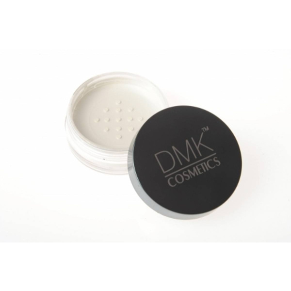 DMK Cosmetics HD Clear Powder er et pudder uten farge som kan brukes av alle hudtoner for å sette sminken.
