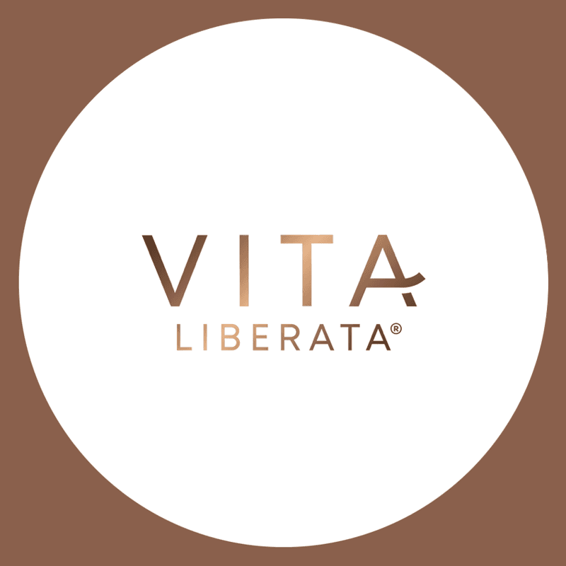 Vita Liberata Body Blur er en farget askepottkrem for kropp med fantastiske egenskaper. Den jevner ut ujevnheter, er lett dekkende og gir huden umiddelbart en nydelig glød og et strålende utseende med en touch av shimmer.