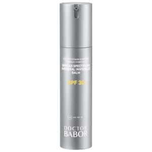 DOCTOR BABOR Solar Defense Mineral Invisible Balm SPF 30 En lett og nærende balm med 100 % mineralfilter (fysisk solfilter) som gir trygg og effektiv beskyttelse