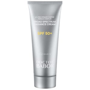DOCTOR BABOR Solar Defense Radiance Cream SPF 50+ En lett og nærende dagkrem som gir høy solbeskyttelse samtidig som huden får fukt, glød og pleie